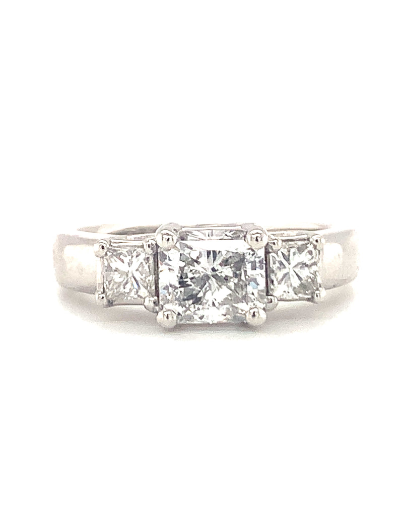 THREE-STONE DIAMOND RING IN PLATINUM THREE-STONE DIAMOND RING IN PLATINUM