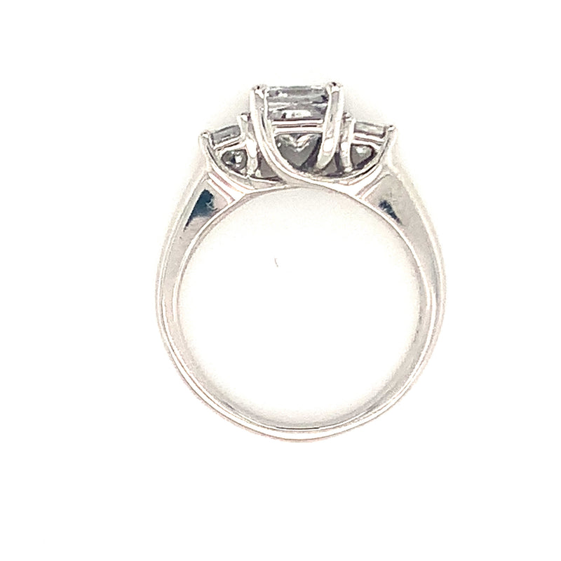 THREE-STONE DIAMOND RING IN PLATINUM