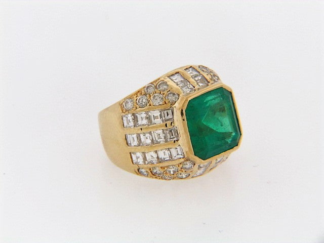 18K-YG EMERALD AND DIAMOND RING