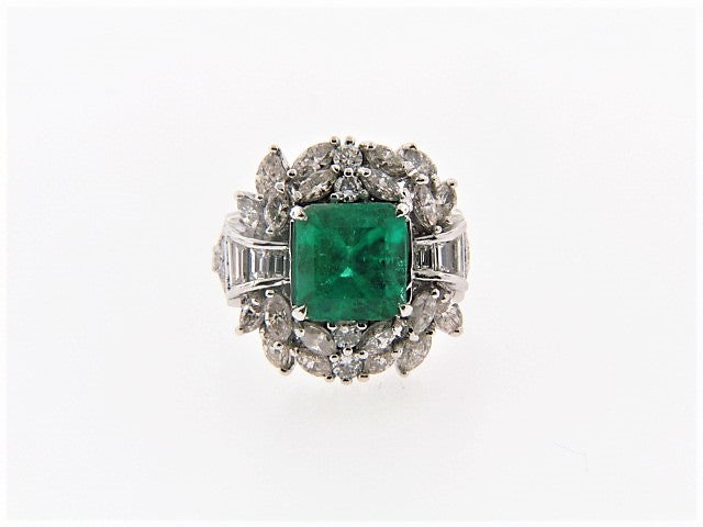 18K-WG EMERALD AND DIAMOND RING